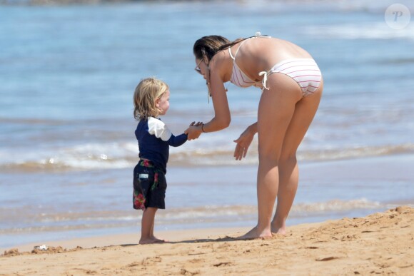 Exclusif - Olivia Wilde (enceinte) et son compagnon Jason Sudeikis profitent de la plage avec leur fils Otis lors de leurs vacances à Hawaii. Le 1er mai 2016