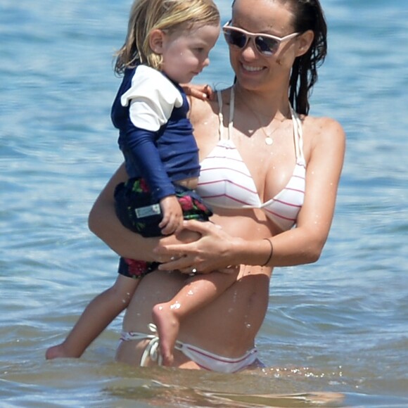 Exclusif - Olivia Wilde (enceinte) et son compagnon Jason Sudeikis profitent de la plage avec leur fils Otis lors de leurs vacances à Hawaii. Le 1er mai 2016