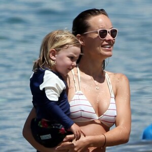 Exclusif - Olivia Wilde (enceinte) et son compagnon Jason Sudeikis profitent de la plage avec leur fils Otis lors de leurs vacances à Hawaii. Le 1er mai 2016