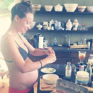 Olivia Wilde, en bikini et au naturel, cuisine des oeufs (photo postée le 17 juillet 2016)