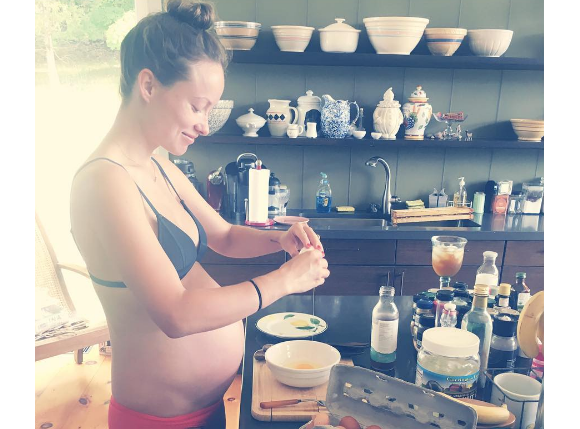 Olivia Wilde, en bikini et au naturel, cuisine des oeufs (photo postée le 17 juillet 2016)
