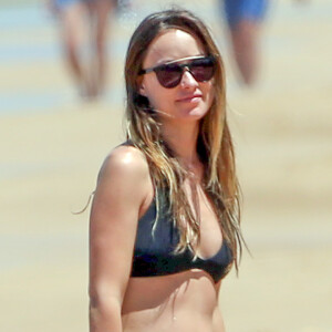 Exclusif - Olivia Wilde enceinte, son compagnon Jason Sudeikis et leur fils Otis passent une belle journée ensoleillée sur une plage à Hawaï, le 22 avril 2016