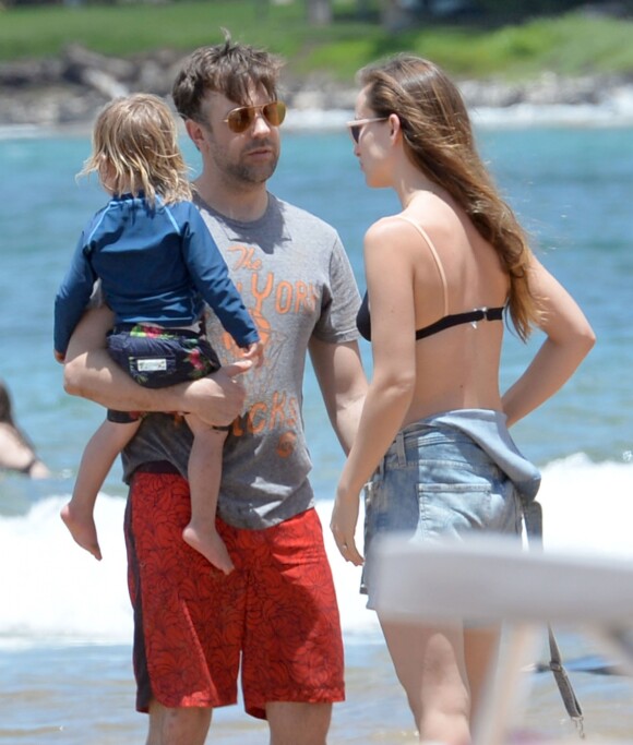 Olivia Wilde enceinte et son mari Jason Sudeikis profitent d'une belle journée ensoleillée avec leur fils Otis sur une plage à Maui, le 17 avril 2016