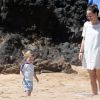 Exclusif - Olivia Wilde (enceinte) et son fils Otis passent la journée sur la plage de Maui à Hawaï le 16 Avril 2016.