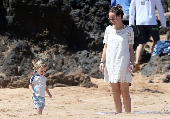 Exclusif - Olivia Wilde (enceinte) et son fils Otis passent la journée sur la plage de Maui à Hawaï le 16 Avril 2016.
