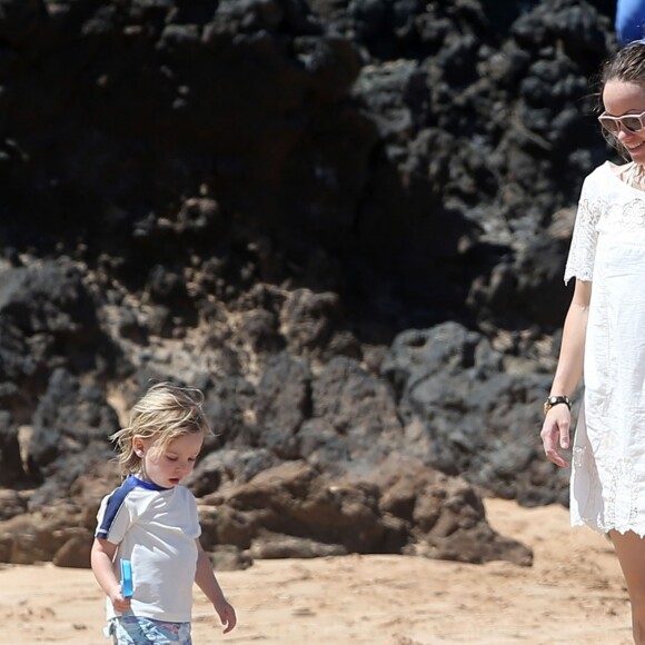 Exclusif - Olivia Wilde (enceinte) et son fils Otis passent la journée sur la plage de Maui à Hawaï le 16 Avril 2016.