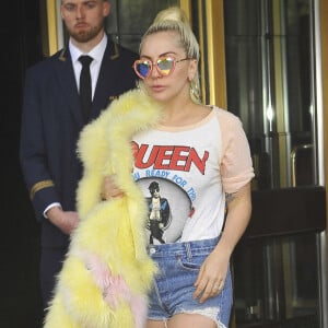 Lady Gaga à la sortie de son domicile accompagnée de son producteur Mark Ronson à New York le 11 mai 2016