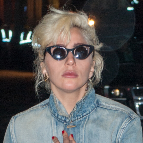 Lady Gaga se promène dans les rues de New York dans un jean lacéré qui laisse apparaitre un bleu sur sa cuisse le 3 mai 2016.