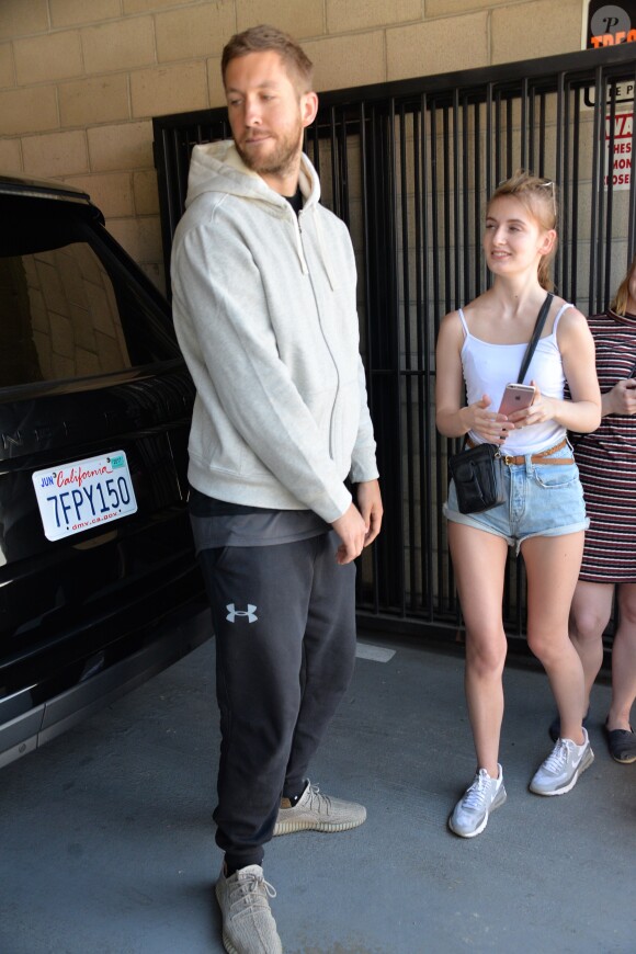 Calvin Harris a rencontré des fans en sortant d'un immeuble à Los Angeles, le 16 juin 2016.