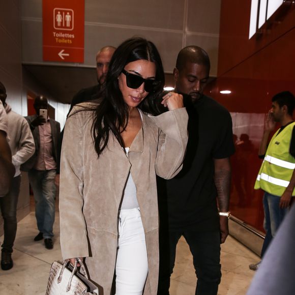 Kim Kardashian et son mari Kanye West quittent Paris pour Los Angeles à l'aéroport de Roissy-Charles-de-Gaulle le 14 juin 2016.