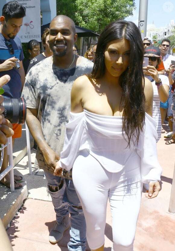 Kim Kardashian et Kanye West - Le clan Kardashian fait du shopping avec des amis lors de ses vacances à Miami, le 23 avril 2016.