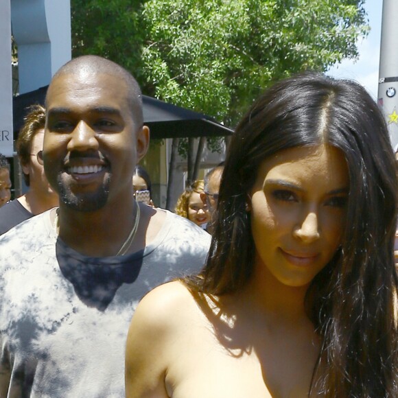Kim Kardashian et Kanye West - Le clan Kardashian fait du shopping avec des amis lors de ses vacances à Miami, le 23 avril 2016.