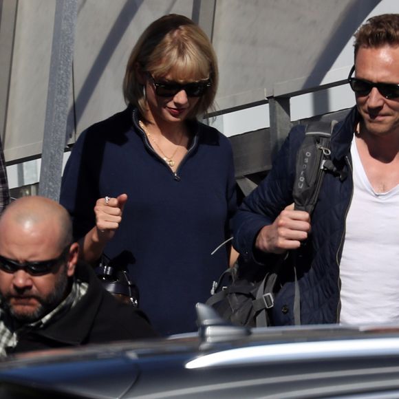 Taylor Swift et son compagnon Tom Hiddleston arrivent à l'aéroport de Sydney, Australie, le 8 juillet 2016.