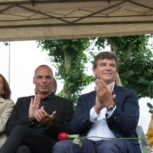 Arnaud Montebourg et sa compagne Aurélie Filippetti aux côtés de l'invité d'honneur de la Fête de la Rose, Yanis Varoufakis, ancien ministre de l'économie grec, accompagné de sa femme Danae Stratou à Frangy-en-Bresse le 23 août 2015