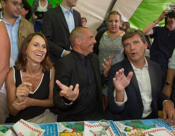 Arnaud Montebourg et sa compagne Aurélie Filippetti aux côtés de l'invité d'honneur de la Fête de la Rose, Yanis Varoufakis, ancien ministre de l'économie grec à Frangy-en-Bresse le 23 août 2015