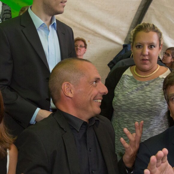 Arnaud Montebourg et sa compagne Aurélie Filippetti aux côtés de l'invité d'honneur de la Fête de la Rose, Yanis Varoufakis, ancien ministre de l'économie grec à Frangy-en-Bresse le 23 août 2015