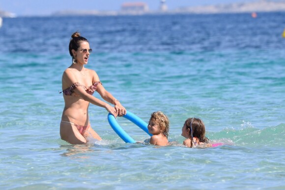 Exclusif - Alessandra Ambrosio avec son mari Jamie Mazur et ses enfants Anja et Noah en vacances à Ibiza.  Le 2 juillet 2016