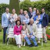 Le prince Daniel, le prince Oscar, la princesse Victoria, la princesse Madeleine et la princesse Leonore, Christopher O'Neill et le prince Nicolas, la princesse Sofia et le prince Alexander, le prince Carl Philip, la reine Silvia, la princesse Estelle et le roi Carl XVI Gustaf de Suède lors de la traditionnelle séance photo de la famille royale suédoise à la Villa Solliden le 15 juillet 2016.