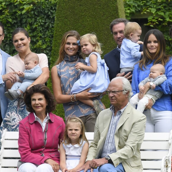 Le prince Daniel, le prince Oscar, la princesse Victoria, la princesse Madeleine et la princesse Leonore, Christopher O'Neill et le prince Nicolas, la princesse Sofia et le prince Alexander, le prince Carl Philip, la reine Silvia, la princesse Estelle et le roi Carl XVI Gustaf de Suède lors de la traditionnelle séance photo de la famille royale suédoise à la Villa Solliden le 15 juillet 2016.