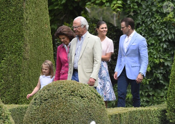 La princesse Estelle, la reine Silvia, le roi Carl XVI Gustaf, la princesse Victoria et le prince Daniel de Suède lors de la traditionnelle séance photo de la famille royale suédoise à la Villa Solliden, sur l'île d'Öland, le 15 juillet 2016.