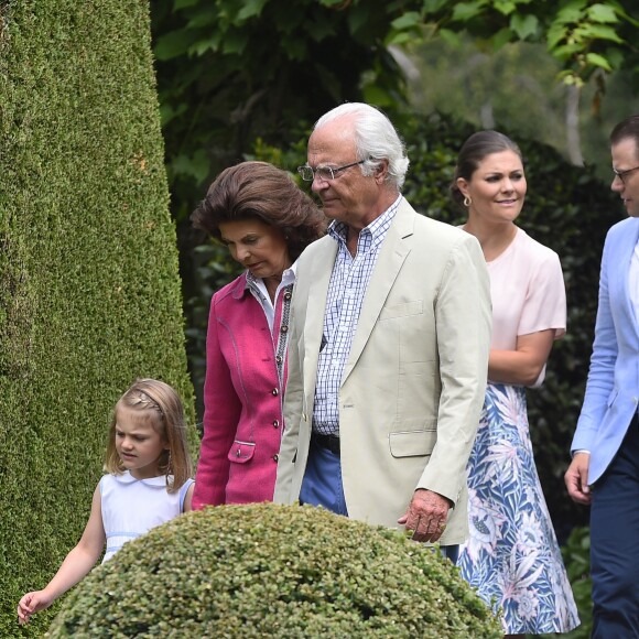 La princesse Estelle, la reine Silvia, le roi Carl XVI Gustaf, la princesse Victoria et le prince Daniel de Suède lors de la traditionnelle séance photo de la famille royale suédoise à la Villa Solliden, sur l'île d'Öland, le 15 juillet 2016.