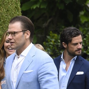 La princesse Victoria, le prince Oscar, le prince Daniel, le prince Carl Philip, la princesse Sofia et le prince Alexander de Suède lors de la traditionnelle séance photo de la famille royale suédoise à la Villa Solliden, sur l'île d'Öland, le 15 juillet 2016.