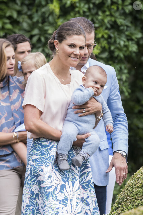La princesse Victoria, le prince Daniel et leur fils le prince Oscar de Suède lors de la traditionnelle séance photo de la famille royale suédoise à la Villa Solliden, sur l'île d'Öland, le 15 juillet 2016.