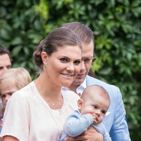 La princesse Victoria, le prince Daniel et leur fils le prince Oscar de Suède lors de la traditionnelle séance photo de la famille royale suédoise à la Villa Solliden, sur l'île d'Öland, le 15 juillet 2016.