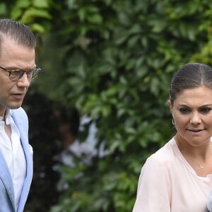 La princesse Victoria, le prince Daniel et leur fils le prince Oscar de Suède lors de la traditionnelle séance photo de la famille royale suédoise à la Villa Solliden, sur l'île d'Öland, le 15 juillet 2016.