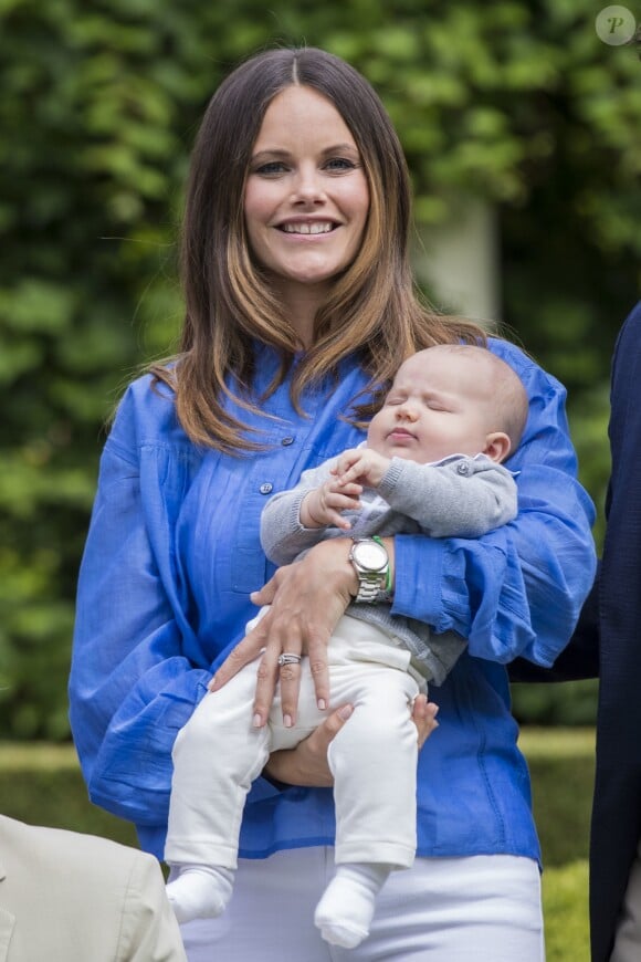 La princesse Sofia de Suède et son fils le prince Alexander lors de la traditionnelle séance photo de la famille royale suédoise à la Villa Solliden, sur l'île d'Öland, le 15 juillet 2016.