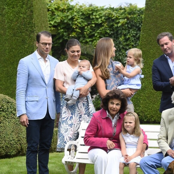 Le prince Daniel, le prince Oscar, la princesse Victoria, la princesse Madeleine et la princesse Leonore, Christopher O'Neill et le prince Nicolas, la princesse Sofia et le prince Alexander, le prince Carl Philip, la reine Silvia, la princesse Estelle et le roi Carl XVI Gustaf de Suède lors de la traditionnelle séance photo de la famille royale suédoise à la Villa Solliden le 15 juillet 2016.