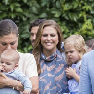 La princesse Victoria, le prince Oscar, la princesse Madeleine et la princesse Leonore de Suède lors de la traditionnelle séance photo de la famille royale suédoise à la Villa Solliden, sur l'île d'Öland, le 15 juillet 2016.