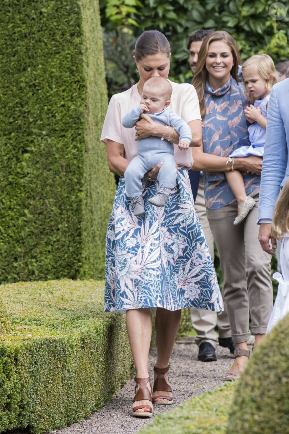 La princesse Victoria, le prince Oscar, la princesse Madeleine et la princesse Leonore de Suède lors de la traditionnelle séance photo de la famille royale suédoise à la Villa Solliden, sur l'île d'Öland, le 15 juillet 2016.
