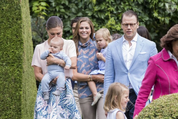 La princesse Victoria, le prince Oscar de Suède, la princesse Madeleine, la princesse Leonore, le prince Daniel de Suède lors de la traditionnelle séance photo de la famille royale suédoise à la Villa Solliden, sur l'île d'Öland, le 15 juillet 2016.