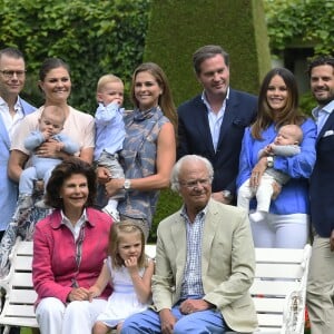 Le prince Daniel, le prince Oscar, la princesse Victoria, la princesse Madeleine et la princesse Leonore, Christopher O'Neill et le prince Nicolas, la princesse Sofia et le prince Alexander, le prince Carl Philip, la reine Silvia, la princesse Estelle et le roi Carl XVI Gustaf de Suède lors de la traditionnelle séance photo de la famille royale suédoise à la Villa Solliden le 15 juillet 2016.