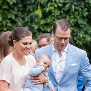 La princesse Victoria, le prince Daniel et leur fils le prince Oscar de Suède lors de la traditionnelle séance photo de la famille royale suédoise à la Villa Solliden, sur l'île d'Öland, le 15 juillet 2016.