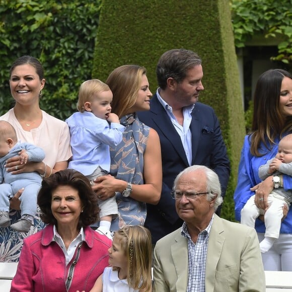 Le prince Daniel, le prince Oscar, la princesse Victoria, la princesse Madeleine et la princesse Leonore, Christopher O'Neill et le prince Nicolas, la princesse Sofia et le prince Alexander, le prince Carl Philip, la reine Silvia, la princesse Estelle et le roi Carl XVI Gustaf de Suède lors de la traditionnelle séance photo de la famille royale suédoise à la Villa Solliden le 15 juillet 2016.