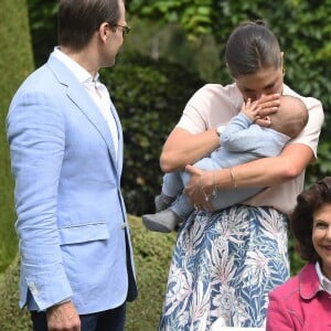 La princesse Victoria, le prince Daniel et leur fils le prince Oscar de Suède lors de la traditionnelle séance photo de la famille royale suédoise à la Villa Solliden, sur l'île d'Öland, le 15 juillet 2016.