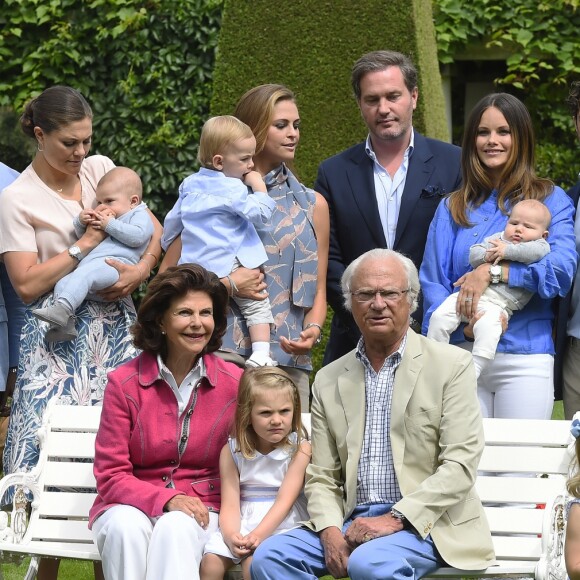 Le prince Daniel, le prince Oscar, la princesse Victoria, la princesse Madeleine et la princesse Leonore, Christopher O'Neill et le prince Nicolas, la princesse Sofia et le prince Alexander, le prince Carl Philip, la reine Silvia, la princesse Estelle et le roi Carl XVI Gustaf de Suède lors de la traditionnelle séance photo de la famille royale suédoise à la Villa Solliden le 15 juillet 2016.