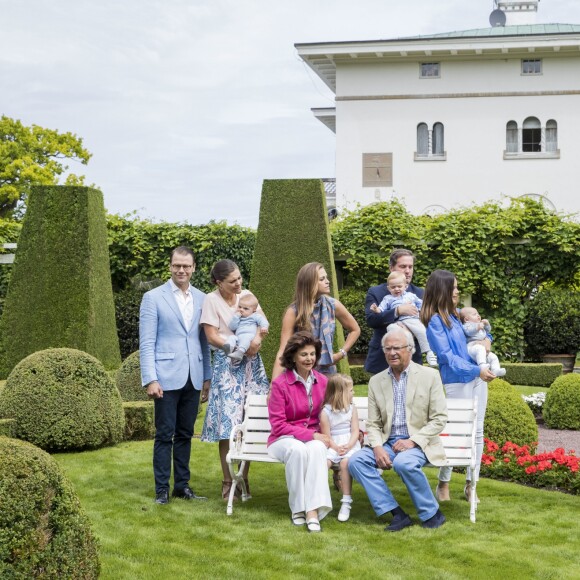Le prince Daniel, le prince Oscar, la princesse Victoria, la princesse Madeleine et la princesse Leonore, Christopher O'Neill et le prince Nicolas, la princesse Sofia et le prince Alexander, le prince Carl Philip, la reine Silvia, la princesse Estelle et le roi Carl XVI Gustaf de Suède lors de la traditionnelle séance photo de la famille royale suédoise à la Villa Solliden le 15 juillet 2016.