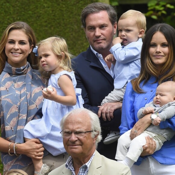 La princesse Madeleine, la princesse Leonore, Chris O'Neill, le prince Nicolas, la princesse Sofia, le prince Alexander et le roi Carl XVI Gustaf de Suède lors de la traditionnelle séance photo de la famille royale suédoise à la Villa Solliden, sur l'île d'Öland, le 15 juillet 2016.