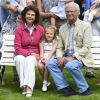 La reine Silvia, la princesse Estelle et le roi Carl XVI Gustaf de Suède lors de la traditionnelle séance photo de la famille royale suédoise à la Villa Solliden, sur l'île d'Öland, le 15 juillet 2016.