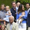 La princesse Madeleine, la princesse Leonore, Chris O'Neill, le prince Nicolas, la princesse Sofia, le prince Alexander, le prince Carl Philip, la princesse Estelle et le roi Carl XVI Gustaf de Suède lors de la traditionnelle séance photo de la famille royale suédoise à la Villa Solliden, sur l'île d'Öland, le 15 juillet 2016.
