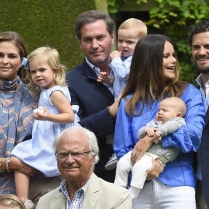 La princesse Madeleine, la princesse Leonore, Chris O'Neill, le prince Nicolas, la princesse Sofia, le prince Alexander, le prince Carl Philip, la princesse Estelle et le roi Carl XVI Gustaf de Suède lors de la traditionnelle séance photo de la famille royale suédoise à la Villa Solliden, sur l'île d'Öland, le 15 juillet 2016.