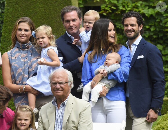 La princesse Madeleine, la princesse Leonore, Chris O'Neill, le prince Nicolas, la princesse Sofia, le prince Alexander, le prince Carl Philip, la princesse Estelle et le roi Carl XVI Gustaf de Suède lors de la traditionnelle séance photo de la famille royale suédoise à la Villa Solliden, sur l'île d'Öland, le 15 juillet 2016.