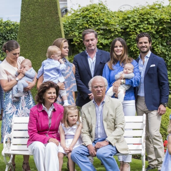 Le prince Daniel, le prince Oscar, la princesse Victoria, la princesse Madeleine et la princesse Leonore, Christopher O'Neill et le prince Nicolas, la princesse Sofia et le prince Alexander, le prince Carl Philip, la reine Silvia, la princesse Estelle et le roi Carl XVI Gustaf de Suède lors de la traditionnelle séance photo de la famille royale suédoise à la Villa Solliden le 15 juillet 2016.