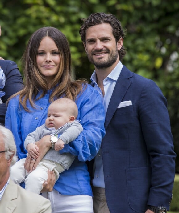La princesse Sofia, le prince Carl Philip et leur fils le prince Alexander de Suède lors de la traditionnelle séance photo de la famille royale suédoise à la Villa Solliden, sur l'île d'Öland, le 15 juillet 2016.
