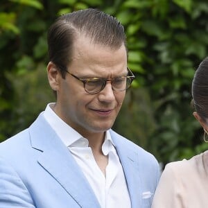 La princesse Victoria, le prince Daniel et leur fils le prince Oscar de Suède lors de la traditionnelle séance photo de la famille royale suédoise à la Villa Solliden, sur l'île d'Öland, le 15 juillet 2016.