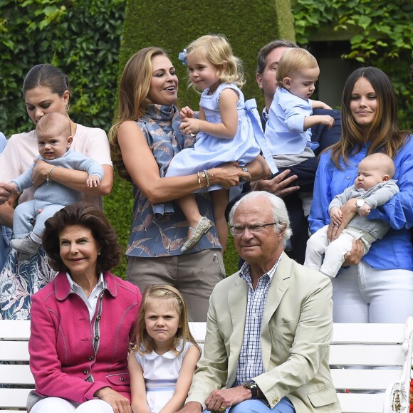 Le prince Daniel, le prince Oscar, la princesse Victoria, la princesse Madeleine et la princesse Leonore, Christopher O'Neill et le prince Nicolas, la princesse Sofia et le prince Alexander, le prince Carl Philip, la reine Silvia, la princesse Estelle et le roi Carl XVI Gustaf de Suède lors de la traditionnelle séance photo de la famille royale suédoise à la Villa Solliden le 15 juillet 2016.