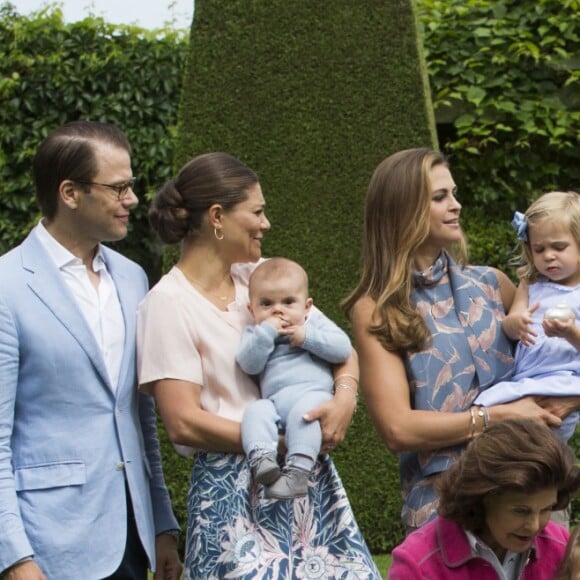 Le prince Daniel, le prince Oscar, la princesse Victoria, la princesse Madeleine et la princesse Leonore, Christopher O'Neill et le prince Nicolas, la princesse Sofia et le prince Alexander, le prince Carl Philip, la reine Silvia, la princesse Estelle et le roi Carl XVI Gustaf de Suède lors de la traditionnelle séance photo de la famille royale suédoise à la Villa Solliden le 15 juillet 2016.